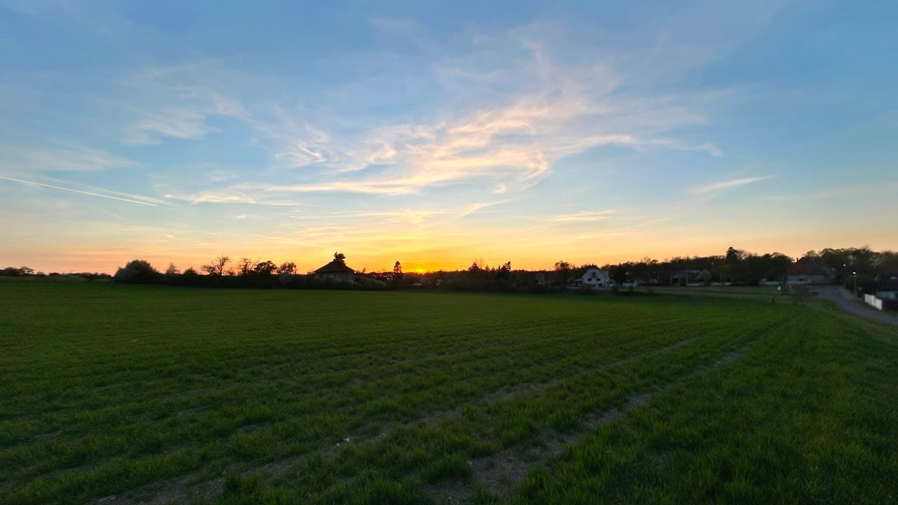 Západ slunce nad pozemky ve Smečně